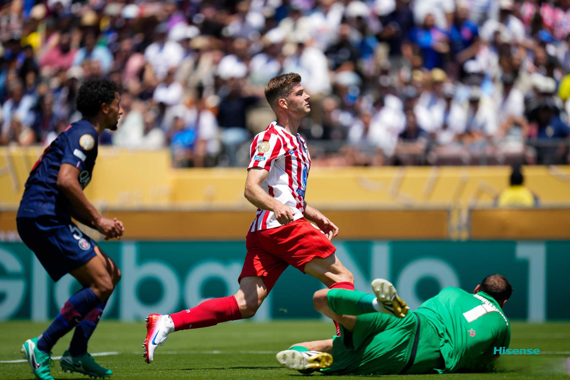 包含皇家马德里训练开放日；关键时刻手感冰凉引欢呼；欧超杯在即；赛季目标并未改变的词条